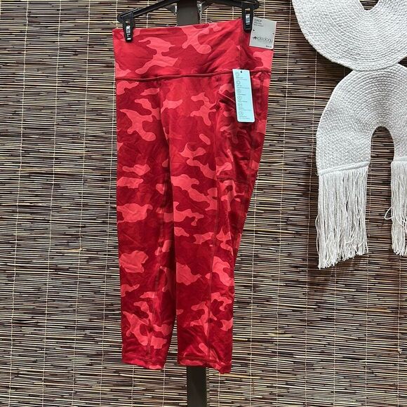 ID Ideology Women's Compression Camo Print Capri Leggings, Regular & Petite, Cre - Picture 3 of 3